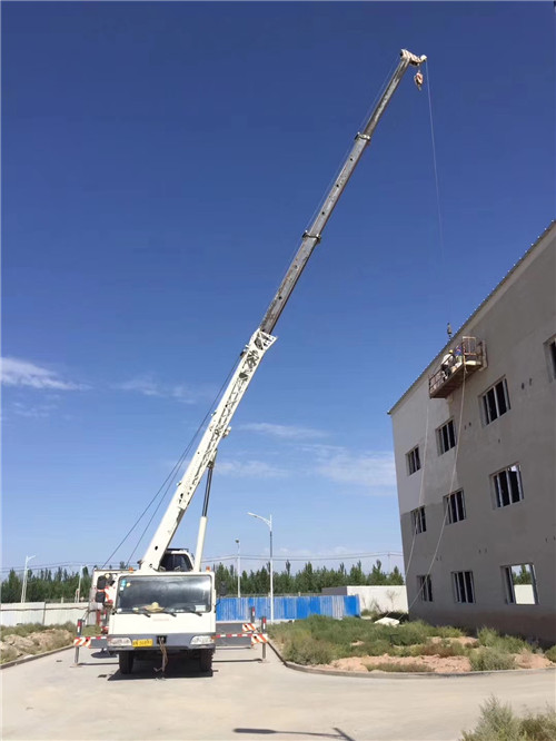 红谷滩区“轻装强干”—— 吊车的 “轻量化臂架” 技术