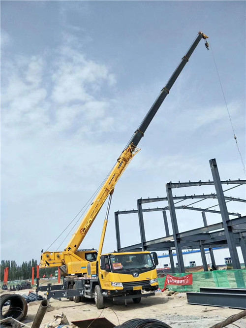 红谷滩区超高层建筑钢结构吊装案例